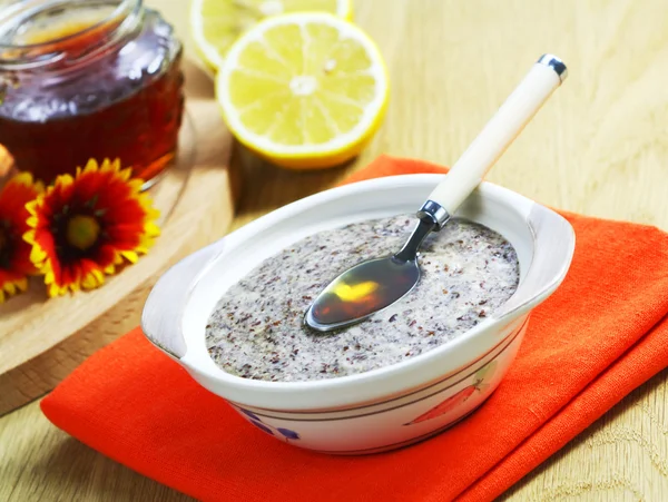 Flax cereal with honey and lemon — Stock Photo, Image