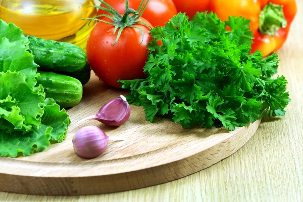 Verdure fresche per l'insalata su un tagliere — Foto Stock