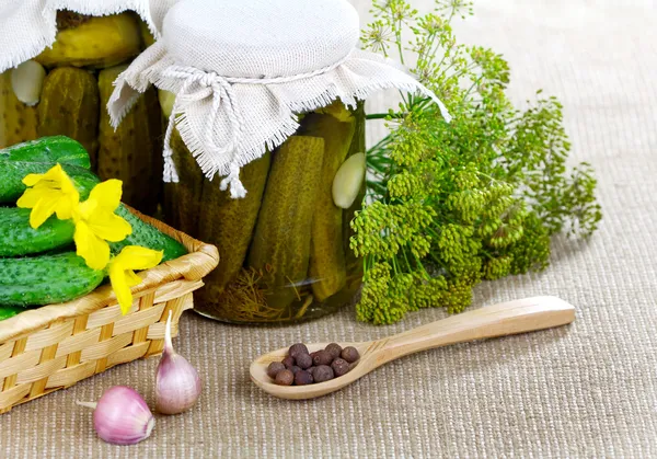 Canned and fresh cucumbers on the table — Stock Photo, Image