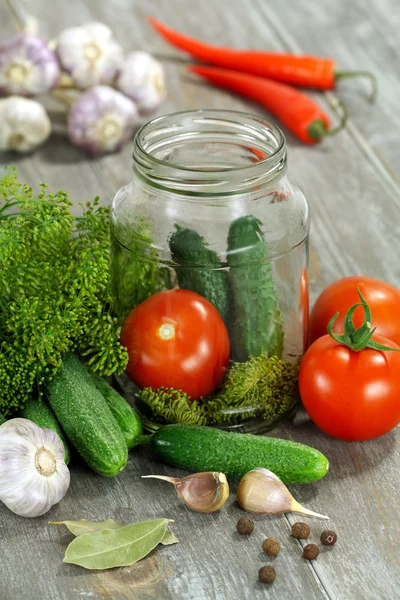 Legumes e especiarias na mesa para enlatamento — Fotografia de Stock