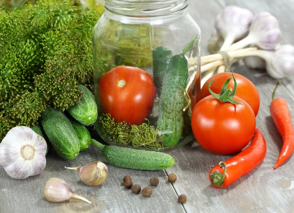 Groenten en specerijen op de tabel voor de conservenindustrie — Stockfoto
