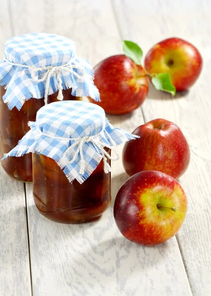 りんごジャムと赤いリンゴ — ストック写真