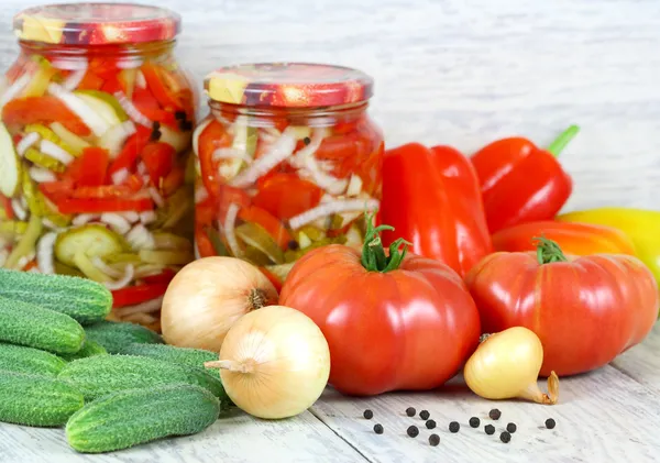 Insalata in scatola e verdure fresche. Fatto in casa — Foto Stock