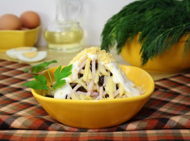 Masanın üzerine salata