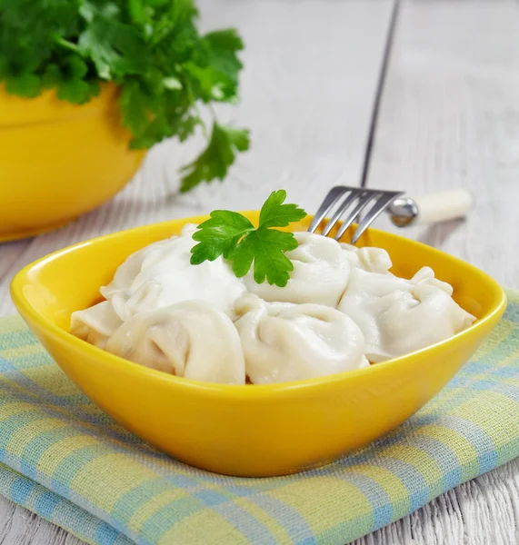 俄罗斯 pelmeni 带酸奶 — 图库照片