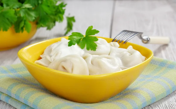 俄罗斯 pelmeni 带酸奶 — 图库照片