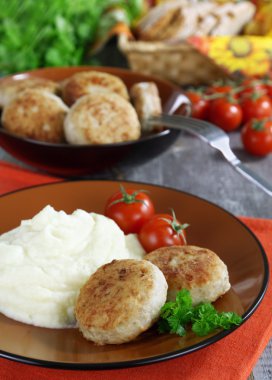 Tavuk pirzolası ve patates püresi.