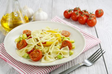 kabak, domates ve peynirle Farfalle