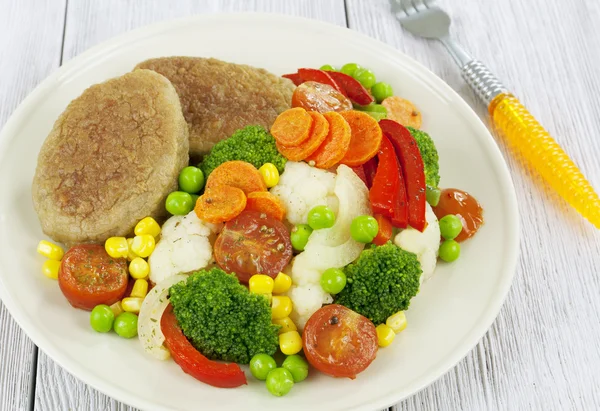 Burgers and vegetables — Stock Photo, Image