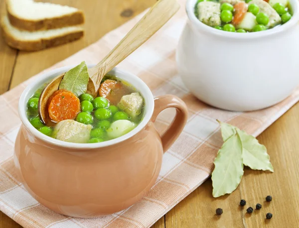 Sopa con carne y guisantes verdes — Foto de Stock