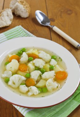 karnabahar ve yeşil bezelye ile sebze çorbası