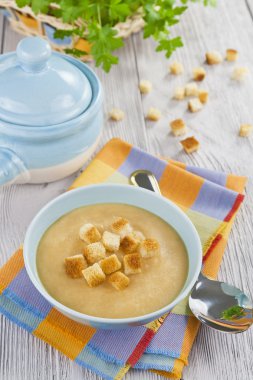 croutons bezelye çorbası