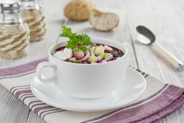 kalamar, salatalık ve elma ile pancar çorbası