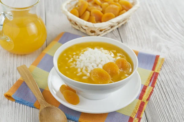 Sup beras dengan aprikot kering — Stok Foto
