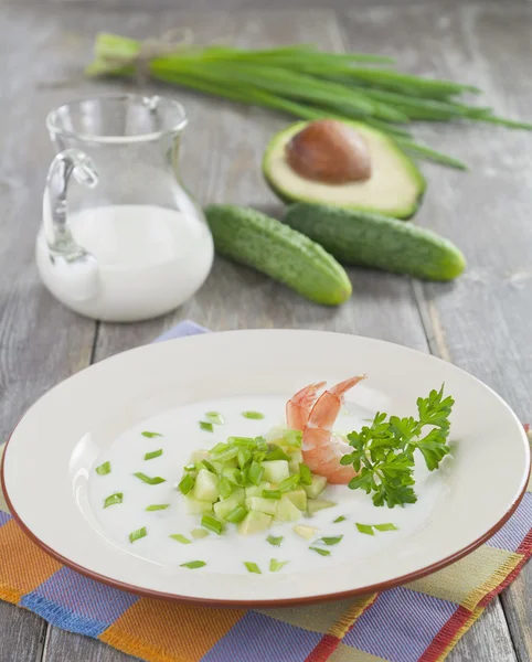 Kalte Suppe mit Garnelen. Avocado und Gurke — Stockfoto