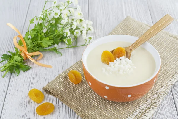 Rice soup with cream and dried apricots — Stok fotoğraf