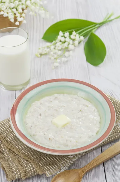 Porridge aux flocons d'avoine avec beurre — Photo