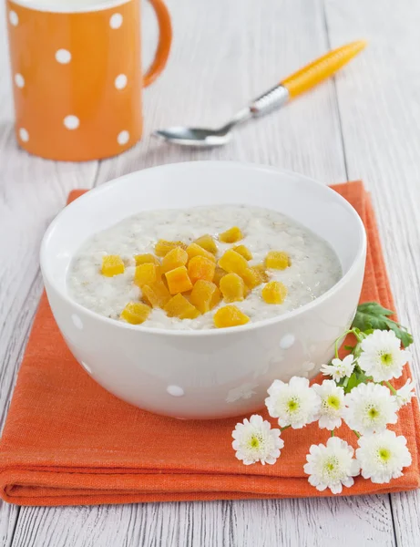 Oatmeal with dried apricots — Stock Photo, Image