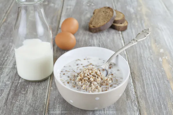 Gachas de trigo sarraceno con leche —  Fotos de Stock