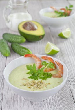 soğuk çorba, salatalık, avokado ve karides