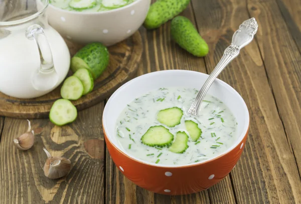 Холодный суп с огурцами, йогуртом и свежими травами — стоковое фото