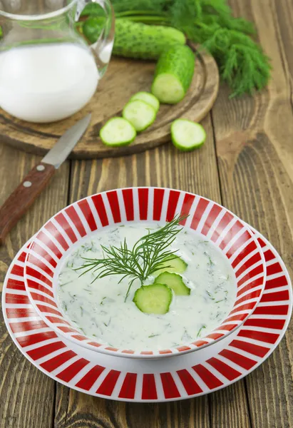 Sopa de verão com pepinos, iogurte e ervas frescas — Fotografia de Stock