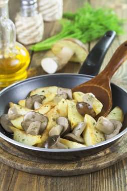 Mantarlı kızarmış patates.