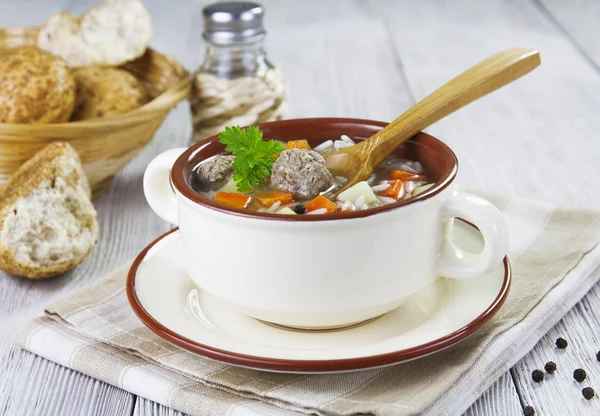 Суп с фрикадельками и рисом — стоковое фото