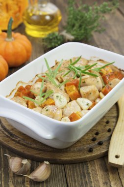 tavuk pişmiş kabak. sarımsak ve otlar