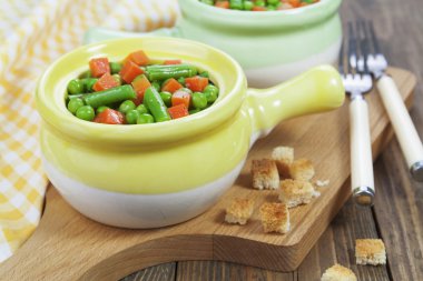 buharda pişmiş sebzeler. vejetaryen tabağı