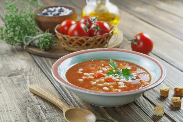 Томатный суп с белой фасолью — стоковое фото