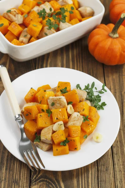 Calabaza al horno con pollo. ajos y hierbas —  Fotos de Stock