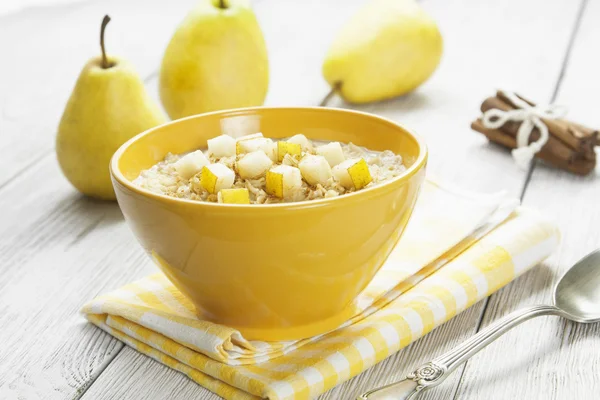 Porridge with pear and cinnamon — Stock Photo, Image