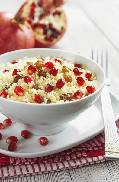 Couscous mit Granatapfel, Rosinen und Gewürzen — Stockfoto