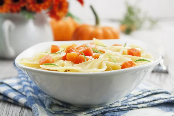 Farfalle con calabaza y parmesano — Foto de Stock