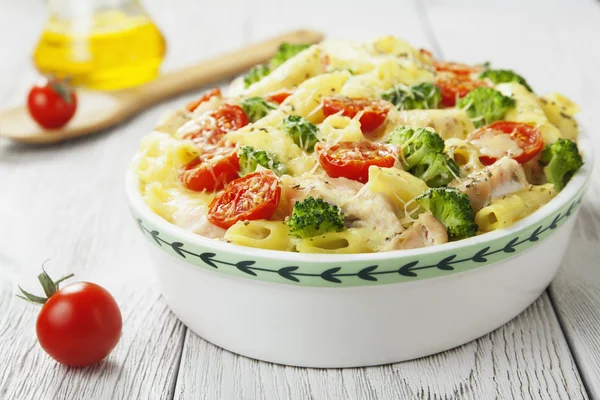 Casserole pasta with chicken and broccoli — Stock Photo, Image