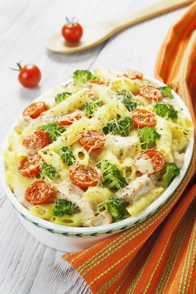 Casserole pasta with chicken and broccoli — Stock Photo, Image