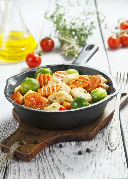 Chicken fried with vegetables — Stock Photo, Image