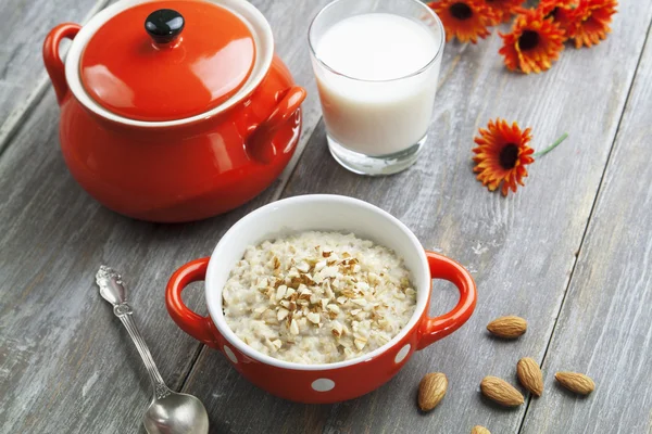 Oatmeal with almonds — Stock Photo, Image