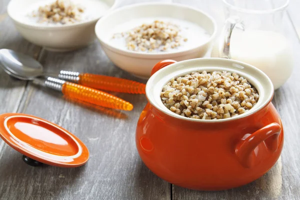 Buckwheat porridge and milk — Stock Photo, Image