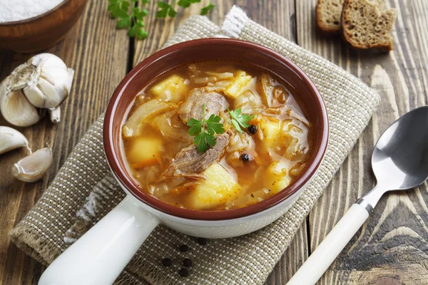 Капустный суп с мясом — стоковое фото