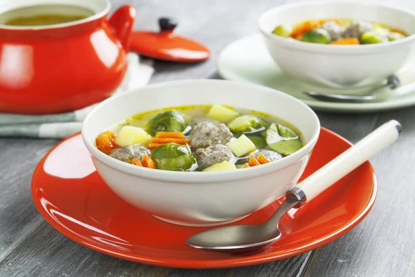 Суп с фрикадельками и брюссельской капустой — стоковое фото