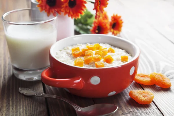 Oatmeal with dried apricots — Stock Photo, Image