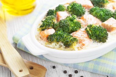 fırında somon ve brokoli