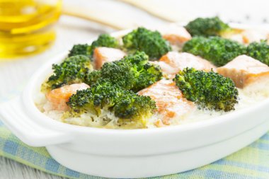 fırında somon ve brokoli