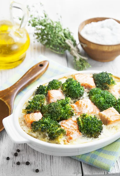 Baked salmon and broccoli — Stock Photo, Image