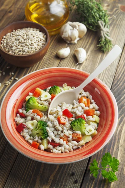 Barley porridge with vegetables — Stock Photo, Image