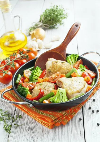 Gebraden kip dijen met groenten — Stockfoto