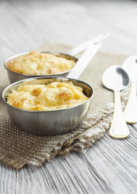 mantar julienne içinde bir cocotte