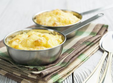 mantar julienne içinde bir cocotte